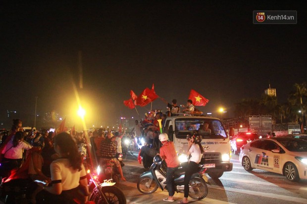 Hàng ngàn CĐV đổ ra đường hò reo, ăn mừng chiến thắng đầu tiên của ĐT Việt Nam tại vòng loại World Cup 2022 - Ảnh 14. Hàng ngàn CĐV đổ ra đường hò reo, ăn mừng chiến thắng đầu tiên của ĐT Việt Nam tại vòng loại World Cup 2022 - Ảnh 14.