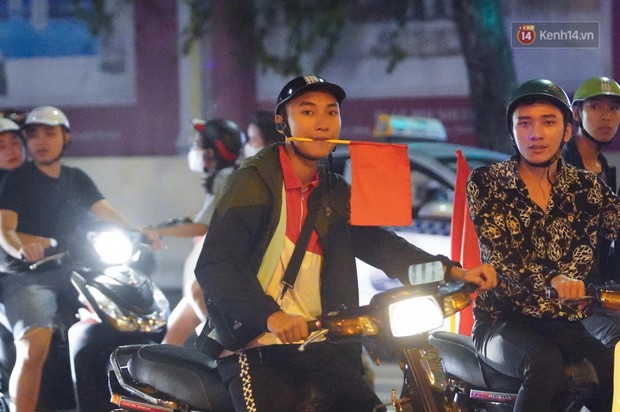 Hàng ngàn CĐV đổ ra đường hò reo, ăn mừng chiến thắng đầu tiên của ĐT Việt Nam tại vòng loại World Cup 2022 - Ảnh 11. Hàng ngàn CĐV đổ ra đường hò reo, ăn mừng chiến thắng đầu tiên của ĐT Việt Nam tại vòng loại World Cup 2022 - Ảnh 11.
