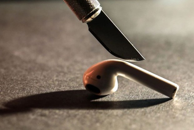 Hóa ra AirPods có thiết kế siêu kém, hỏng là auto vứt đi vì không thể sửa chữa - Ảnh 1. Hóa ra AirPods có thiết kế siêu kém, hỏng là auto vứt đi vì không thể sửa chữa - Ảnh 1.