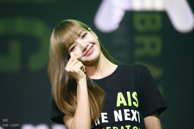 Khoảnh khắc gây sốt: Nam thần nổi nhất nhì xứ Thái lúng túng tiếp cận Lisa (BLACKPINK), đến nay mới thổ lộ tình cảm - Ảnh 1.