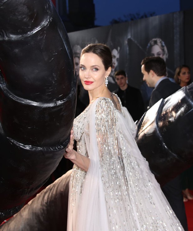 4 màn giá lâm quyền lực của Tiên Hắc Ám Angelina Jolie: Thần thái chuẩn đét nữ hoàng, kín đáo hay hở bạo đều đẹp - Ảnh 11.