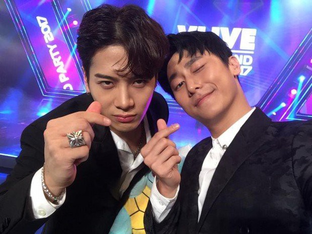 Rocker Nguyễn nịnh bạn gái hết lời, hé lộ lý do unfollow toàn bộ bạn bè, kể cả Jackson (GOT7) hậu công khai tình cảm - Ảnh 2.