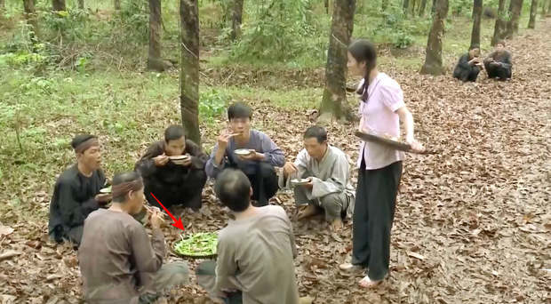 Xây xẩm mặt mày với Tiếng Sét Trong Mưa tập 34: Chị nuôi Thị Bình ngày làm bếp đã cho khách ăn rổ rau muống sống nhăn? - Ảnh 5.