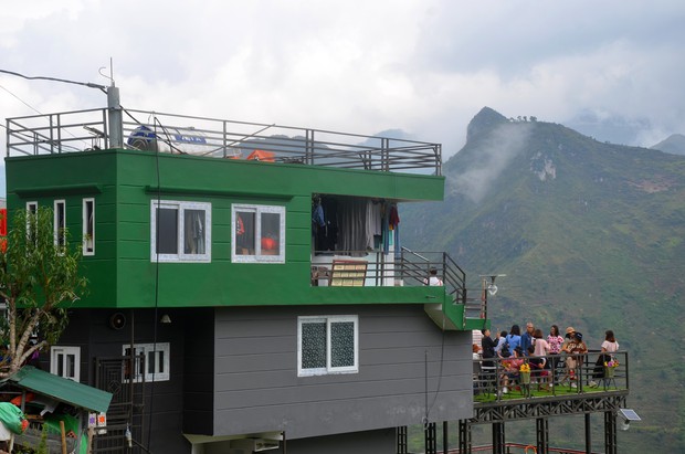 Ảnh: Tòa nhà trái phép Mã Pì Lèng Panorama bất ngờ được phủ xanh - Ảnh 9.