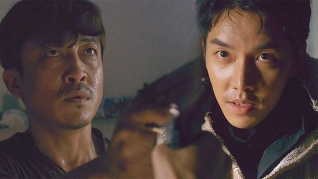 Đỉnh hơn cả đội đặc nhiệm, Lee Seung Gi đu tường tìm thấy ngay nghi phạm khủng bố trong tập 7 Vagabond! - Ảnh 1.