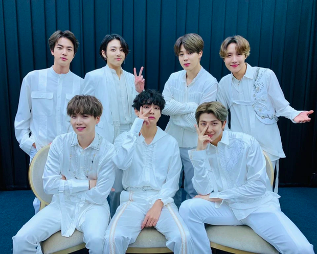 Mặc trang phục kín đáo do văn hóa Trung Đông, Jimin (BTS) vẫn sexy hết cỡ với khoảnh khắc hoàng tử sa mạc thần thánh này - Ảnh 1.