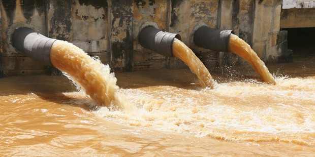 Sự khác nhau giữa người giàu và người nghèo: Đến đường nước thải cũng khác biệt đến nặng nề - Ảnh 2.