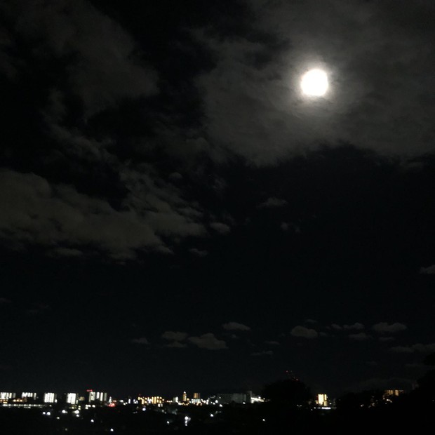 Trái ngược với bầu trời tím dự báo điềm dữ trước khi Hagibis đổ bộ, dân Nhật hứng khởi với cảnh quang đãng, trăng sáng rực khi siêu bão đi qua - Ảnh 12.