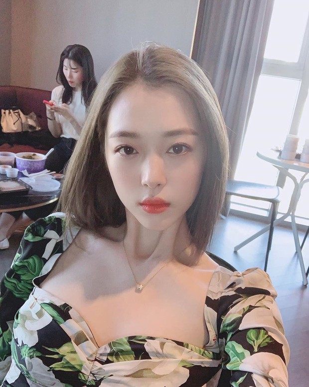 Nhìn lại màn đụng hàng cuối cùng giữa Sulli và IU, fan càng thêm xót xa cho tình bạn của 2 người - Ảnh 1.