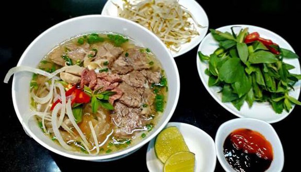 Biến tấu của phở Việt: Ngon thì ngon thật nhưng cũng có những phiên bản... hiểu được chết liền - Ảnh 1. Biến tấu của phở Việt: Ngon thì ngon thật nhưng cũng có những phiên bản... hiểu được chết liền - Ảnh 1.