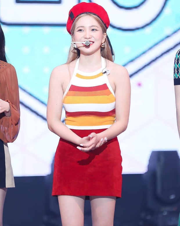 Mix đồ không sến súa thì cũng già nua, stylist Red Velvet khiến fan phải kêu oan thay cho idol - Ảnh 4. Mix đồ không sến súa thì cũng già nua, stylist Red Velvet khiến fan phải kêu oan thay cho idol - Ảnh 4.