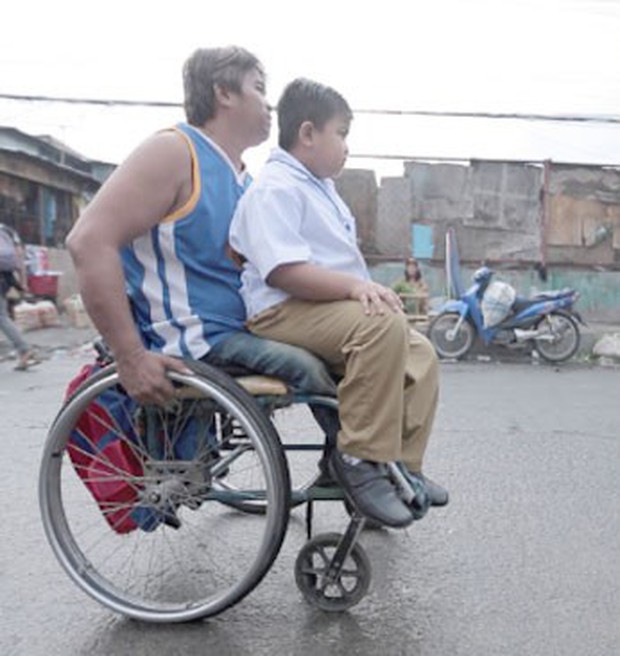 Xúc động cảnh người cha tật nguyền đưa con trai đi học bằng xe lăn mỗi ngày - Ảnh 2.