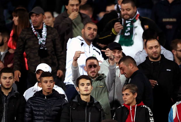 Ngày tồi tệ của bóng đá Bulgaria: Đội tuyển thảm bại 6 bàn trên sân cỏ, khán giả thua đậm trên khán đài vì những hành vi phân biệt chủng tộc ghê tởm, đáng lên án - Ảnh 2.