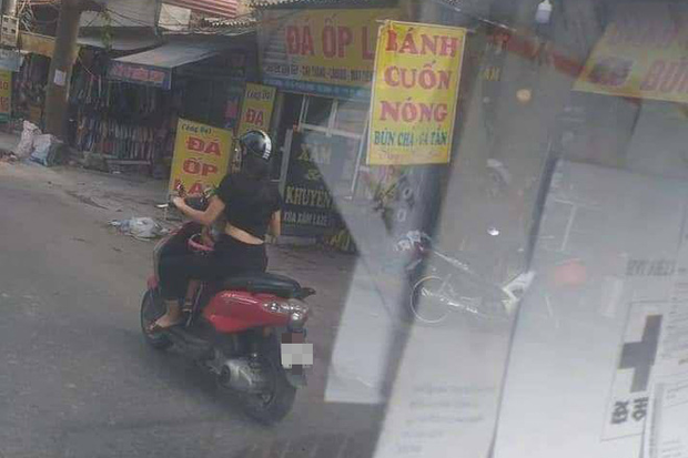 Mẹ trẻ Hà Nội vừa đi xe máy vừa thản nhiên vạch áo cho con bú khiến nhiều người nóng mắt - Ảnh 2. Mẹ trẻ Hà Nội vừa đi xe máy vừa thản nhiên vạch áo cho con bú khiến nhiều người nóng mắt - Ảnh 2.