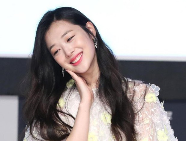 Nhìn cái cách mà IU bảo vệ nàng Red Queen Sulli khỏi những lời chê bai khiển trách mới thấy tình bạn 8 năm của cả hai đáng quý như thế nào - Ảnh 4. Nhìn cái cách mà IU bảo vệ nàng Red Queen Sulli khỏi những lời chê bai khiển trách mới thấy tình bạn 8 năm của cả hai đáng quý như thế nào - Ảnh 4.