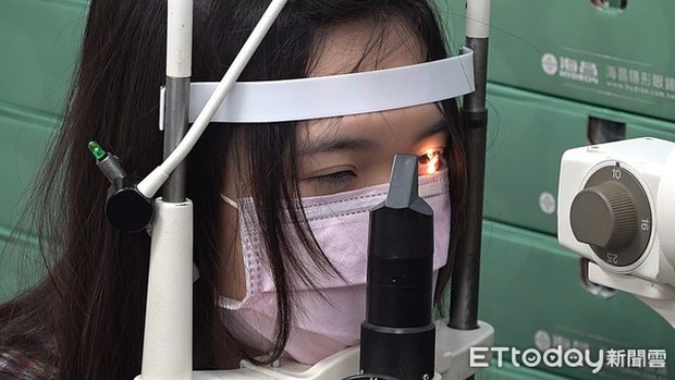 Dùng điện thoại quá nhiều, nữ sinh Đài Loan bị mù màu đến nỗi suýt gặp tai nạn khi qua đường - Ảnh 4.