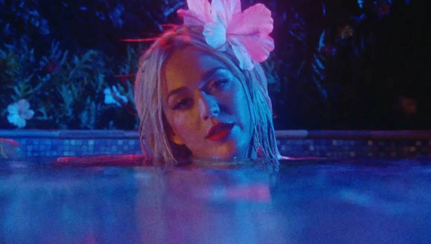 Katy Perry ra mắt MV mới Harleys In Hawaii như để kéo dài sự flop của bản thân: Đẹp, và chỉ có thế thôi! - Ảnh 4. Katy Perry ra mắt MV mới Harleys In Hawaii như để kéo dài sự flop của bản thân: Đẹp, và chỉ có thế thôi! - Ảnh 4.