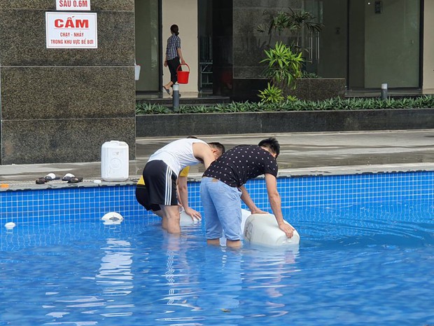 Hi hữu thiếu nước sạch ở Hà Nội: Người dân múc nước bể bơi về dùng, rồng rắn xếp hàng như thời bao cấp - Ảnh 5.