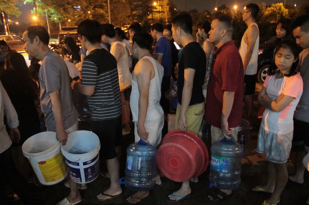 Hi hữu thiếu nước sạch ở Hà Nội: Người dân múc nước bể bơi về dùng, rồng rắn xếp hàng như thời bao cấp - Ảnh 3.