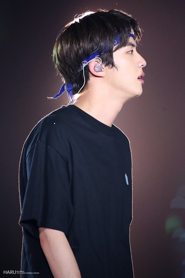 Không chịu thua kém dàn em út, anh cả Jin (BTS) lại gây sốt với loạt ảnh visual vô thực chưa qua chỉnh sửa tại concert ở Ả Rập - Ảnh 6. Không chịu thua kém dàn em út, anh cả Jin (BTS) lại gây sốt với loạt ảnh visual vô thực chưa qua chỉnh sửa tại concert ở Ả Rập - Ảnh 6.