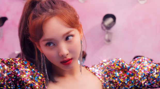 TWICE phát hành MV Nhật đủ 9 thành viên: Center Nayeon bị cho ra rìa nhưng bí ẩn hơn là màn thoắt ẩn thoắt hiện của Mina - Ảnh 2. TWICE phát hành MV Nhật đủ 9 thành viên: Center Nayeon bị cho ra rìa nhưng bí ẩn hơn là màn thoắt ẩn thoắt hiện của Mina - Ảnh 2.