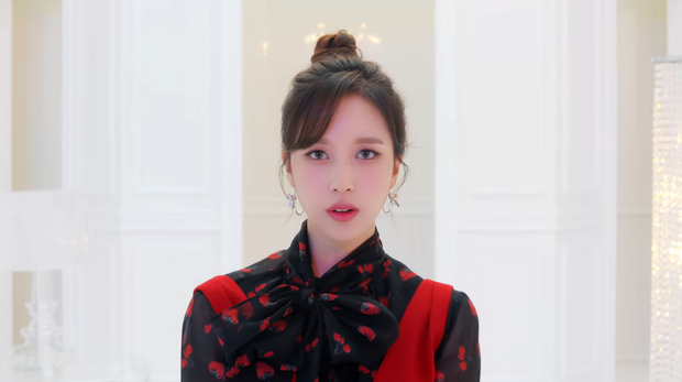 TWICE phát hành MV Nhật đủ 9 thành viên: Center Nayeon bị cho ra rìa nhưng bí ẩn hơn là màn thoắt ẩn thoắt hiện của Mina - Ảnh 5. TWICE phát hành MV Nhật đủ 9 thành viên: Center Nayeon bị cho ra rìa nhưng bí ẩn hơn là màn thoắt ẩn thoắt hiện của Mina - Ảnh 5.