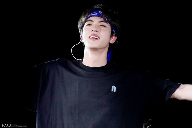 Không chịu thua kém dàn em út, anh cả Jin (BTS) lại gây sốt với loạt ảnh visual vô thực chưa qua chỉnh sửa tại concert ở Ả Rập - Ảnh 7. Không chịu thua kém dàn em út, anh cả Jin (BTS) lại gây sốt với loạt ảnh visual vô thực chưa qua chỉnh sửa tại concert ở Ả Rập - Ảnh 7.