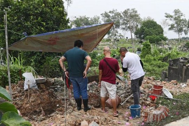 Khai quật mộ của người bà quá cố, người đàn ông kinh hãi phát hiện ra bên trong quan tài chỉ có toàn thú nhồi bông - Ảnh 2.