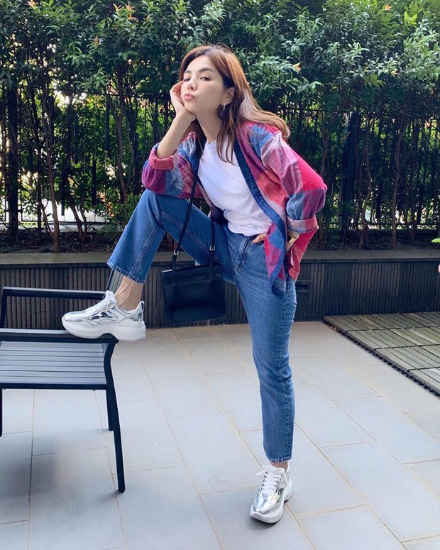 Học 15 cách diện sneakers trắng từ các sao nữ, bạn sẽ trở thành phiên bản trẻ trung sành điệu nhất của chính mình - Ảnh 11. Học 15 cách diện sneakers trắng từ các sao nữ, bạn sẽ trở thành phiên bản trẻ trung sành điệu nhất của chính mình - Ảnh 11.