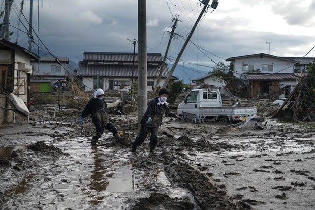 [NEWS] Người dân Nhật Bản thu dọn đống đổ nát hoang tàn sau siêu bão Hagibis Photo-5-15713728224242083447258