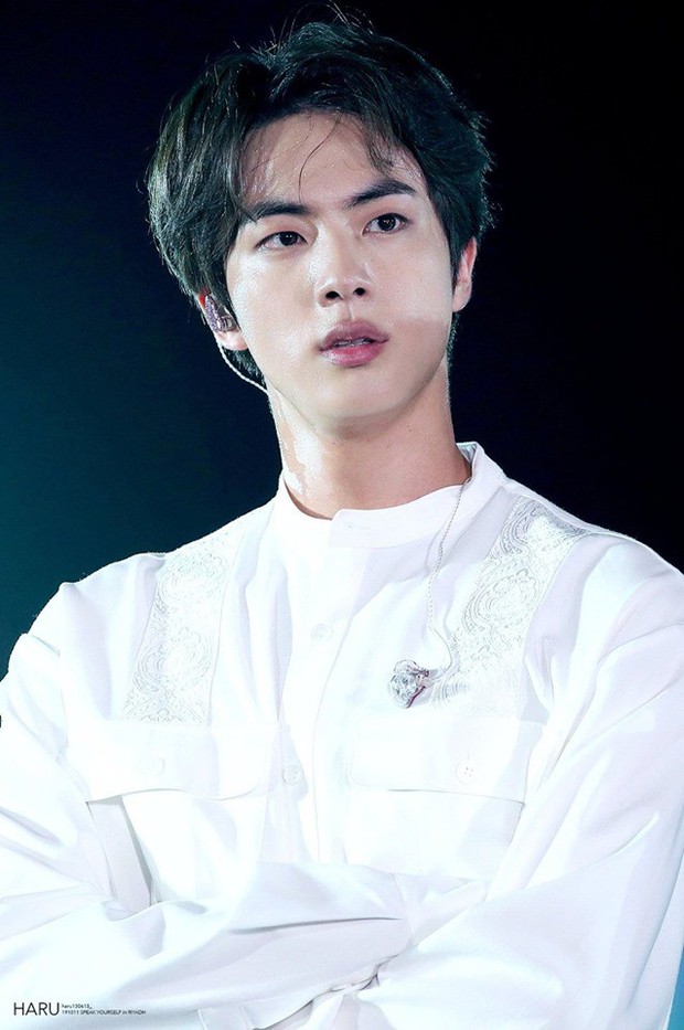 Không chịu thua kém dàn em út, anh cả Jin (BTS) lại gây sốt với loạt ảnh visual vô thực chưa qua chỉnh sửa tại concert ở Ả Rập - Ảnh 2. Không chịu thua kém dàn em út, anh cả Jin (BTS) lại gây sốt với loạt ảnh visual vô thực chưa qua chỉnh sửa tại concert ở Ả Rập - Ảnh 2.