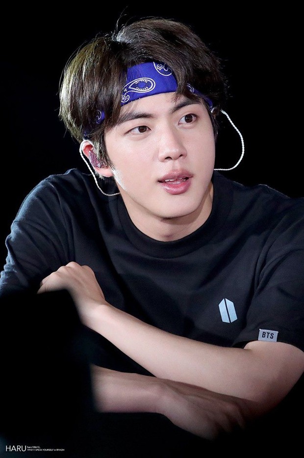 Không chịu thua kém dàn em út, anh cả Jin (BTS) lại gây sốt với loạt ảnh visual vô thực chưa qua chỉnh sửa tại concert ở Ả Rập - Ảnh 5. Không chịu thua kém dàn em út, anh cả Jin (BTS) lại gây sốt với loạt ảnh visual vô thực chưa qua chỉnh sửa tại concert ở Ả Rập - Ảnh 5.