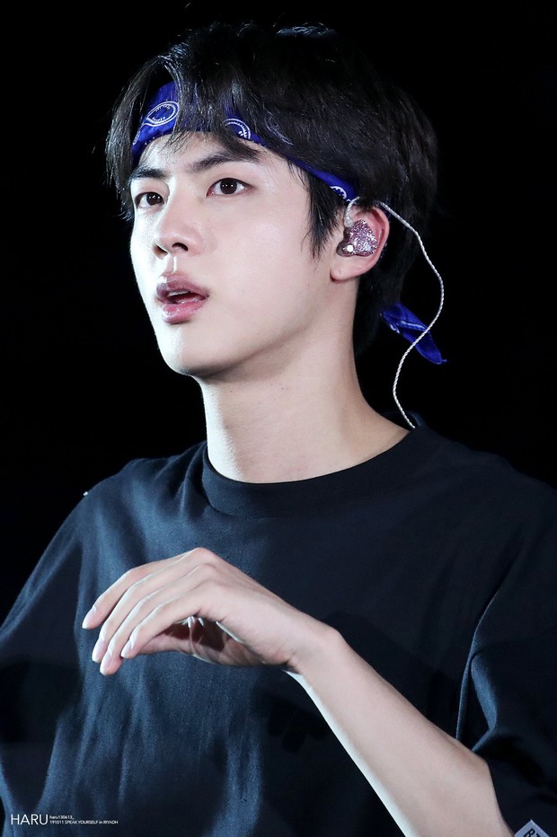 Không chịu thua kém dàn em út, anh cả Jin (BTS) lại gây sốt với loạt ảnh visual vô thực chưa qua chỉnh sửa tại concert ở Ả Rập - Ảnh 4. Không chịu thua kém dàn em út, anh cả Jin (BTS) lại gây sốt với loạt ảnh visual vô thực chưa qua chỉnh sửa tại concert ở Ả Rập - Ảnh 4.