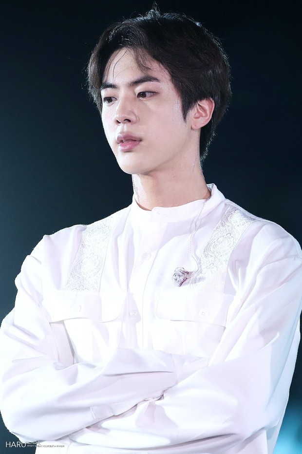 Không chịu thua kém dàn em út, anh cả Jin (BTS) lại gây sốt với loạt ảnh visual vô thực chưa qua chỉnh sửa tại concert ở Ả Rập - Ảnh 3. Không chịu thua kém dàn em út, anh cả Jin (BTS) lại gây sốt với loạt ảnh visual vô thực chưa qua chỉnh sửa tại concert ở Ả Rập - Ảnh 3.