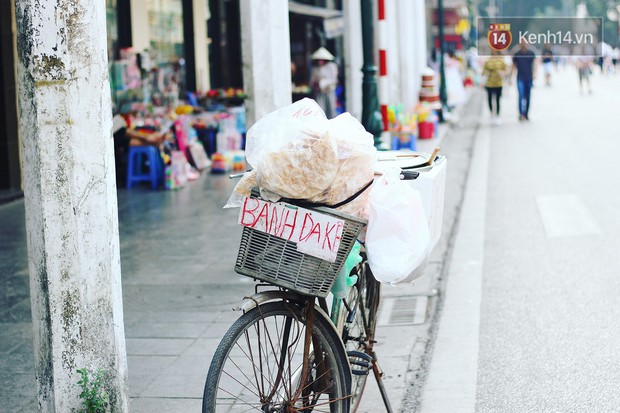 Giữa lòng Hà Nội vẫn còn những chiếc xe đạp cà tàng bán thứ bánh tuổi thơ của biết bao đứa trẻ ngày xưa, liệu thế hệ bây giờ mấy ai đã thử? - Ảnh 4.