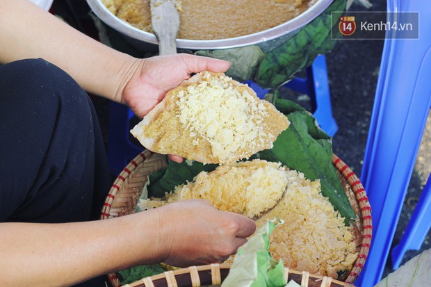Giữa lòng Hà Nội vẫn còn những chiếc xe đạp cà tàng bán thứ bánh tuổi thơ của biết bao đứa trẻ ngày xưa, liệu thế hệ bây giờ mấy ai đã thử? - Ảnh 2.