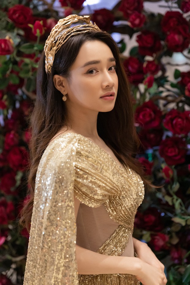 Ngập sắc vàng kim cả một thảm đỏ: Lan Ngọc đài các đúng kiểu Crazy Rich Asian, Nhã Phương long lanh tựa nữ thần - Ảnh 4.
