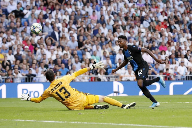Thủ thành từng chấp nhận mang tiếng làm phản để gia nhập Real Madrid tiếp tục phong độ tệ hại, bị HLV thay ra sau chỉ 45 phút có mặt trên sân - Ảnh 2.