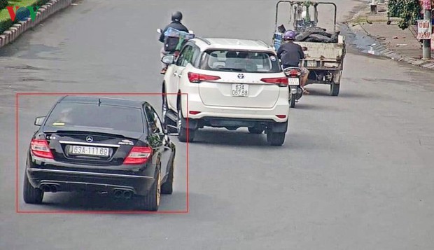 Toàn cảnh trục vớt xe cộ Mercedes lao cầu kể từ Chương Dương xuống sông Hồng   VOVVN