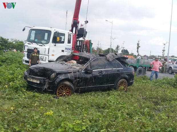 3 thi hài vô xe cộ Mercedes nổi bên trên rạch  Xã hội