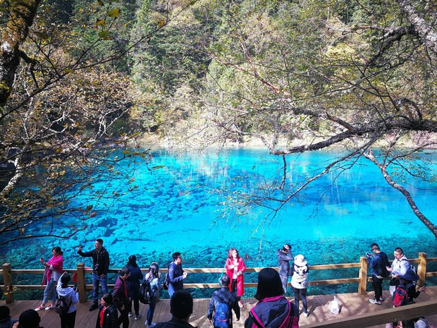 Khó tin nhưng có thật hồ nước xanh trong vắt đẹp hệt tranh vẽ ở Trung Quốc, chẳng cần chỉnh màu vẫn hút hồn dân mạng - Ảnh 8.