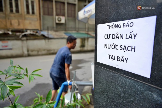 Ảnh: Dầu lắng cặn, bốc mùi nồng nặc khi thau rửa bể nước tại khu đô thị Hà Nội sau sự cố ô nhiễm nước sông Đà - Ảnh 16.