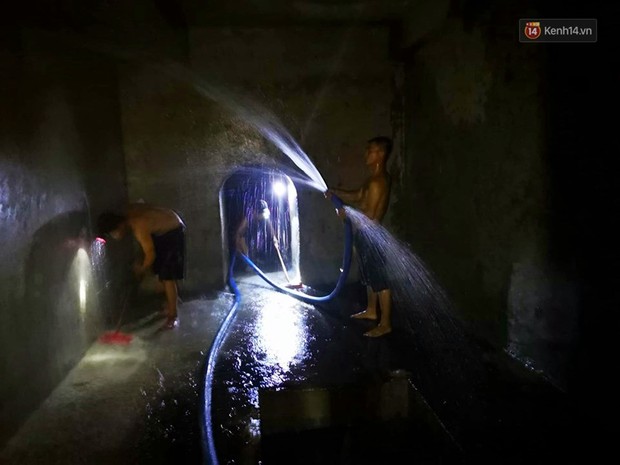 Ảnh: Dầu lắng cặn, bốc mùi nồng nặc khi thau rửa bể nước tại khu đô thị Hà Nội sau sự cố ô nhiễm nước sông Đà - Ảnh 11.