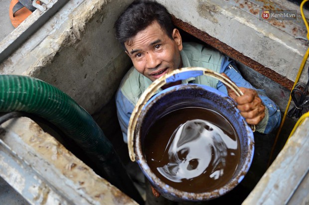 Ảnh: Dầu lắng cặn, bốc mùi nồng nặc khi thau rửa bể nước tại khu đô thị Hà Nội sau sự cố ô nhiễm nước sông Đà - Ảnh 3.
