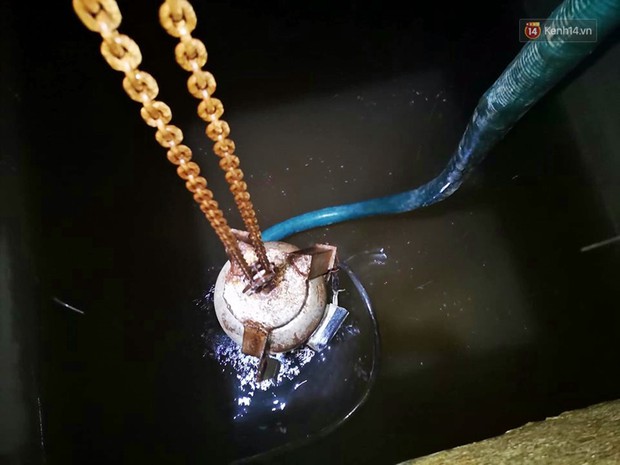 Ảnh: Dầu lắng cặn, bốc mùi nồng nặc khi thau rửa bể nước tại khu đô thị Hà Nội sau sự cố ô nhiễm nước sông Đà - Ảnh 5.
