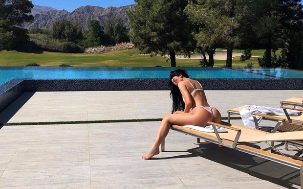 Kim Kardashian mở tiệc sinh nhật đẳng cấp nhưng Kylie lại chiếm mất spotlight chỉ với 1 khoảnh khắc khoe body - Ảnh 6.