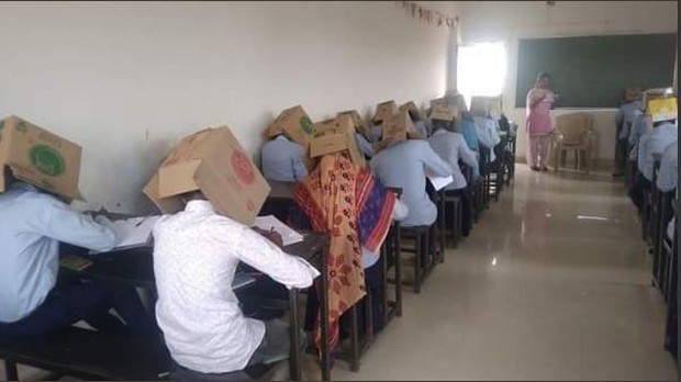 Ấn Độ: Chống gian lận thi cử, trường cao đẳng bắt học sinh đội thùng carton lên đầu để đảm bảo không còn cửa quay cóp - Ảnh 1.