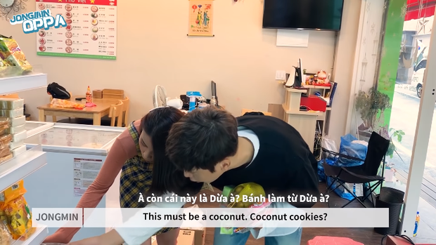 Thử thách youtuber người Hàn cầm 200k đi mua đồ ăn vặt Việt Nam ngay tại xứ sở kim chi và cái kết - Ảnh 9.