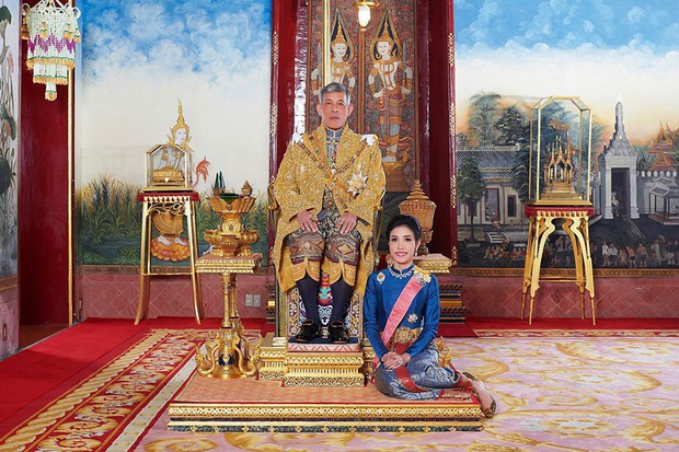 Hoàng quý phi Thái Lan bị phế truất vì mắc bẫy chết người được giăng sẵn khi tranh chỗ ngồi cạnh nhà vua? - Ảnh 2. Hoàng quý phi Thái Lan bị phế truất vì mắc bẫy chết người được giăng sẵn khi tranh chỗ ngồi cạnh nhà vua? - Ảnh 2.