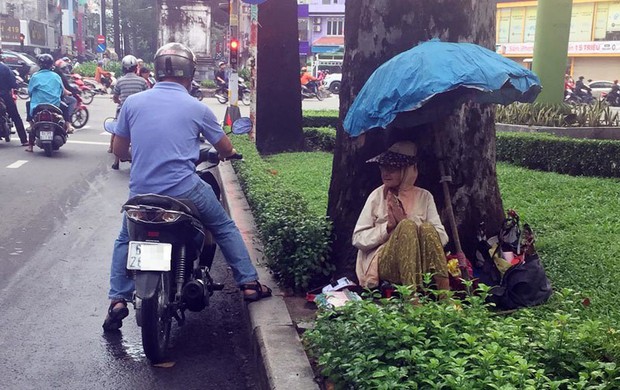 Người phụ nữ Sài Gòn một thời giàu có, 94 tuổi sống gầm cầu, bán vé số - Ảnh 1. Người phụ nữ Sài Gòn một thời giàu có, 94 tuổi sống gầm cầu, bán vé số - Ảnh 1.